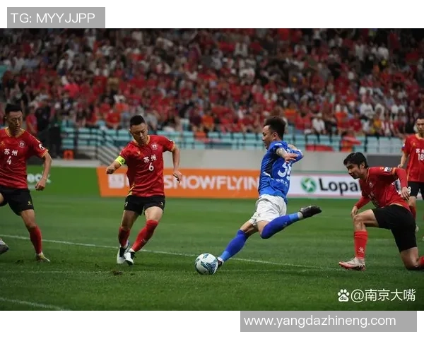 一位球员在比赛中独自打入五球创下个人新纪录引发全场欢呼