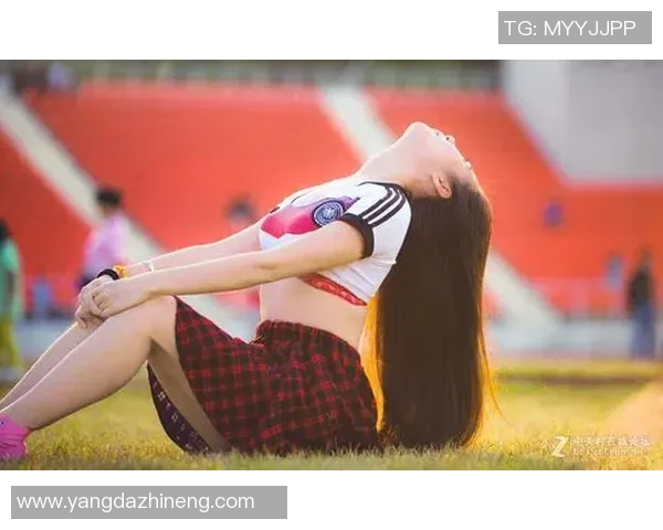 足球宝贝展现魅力双腿彩绘艺术引领时尚潮流与运动激情结合